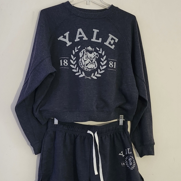 Source Unknown Navy Yale Sweatshirt - Picture 1 of 12